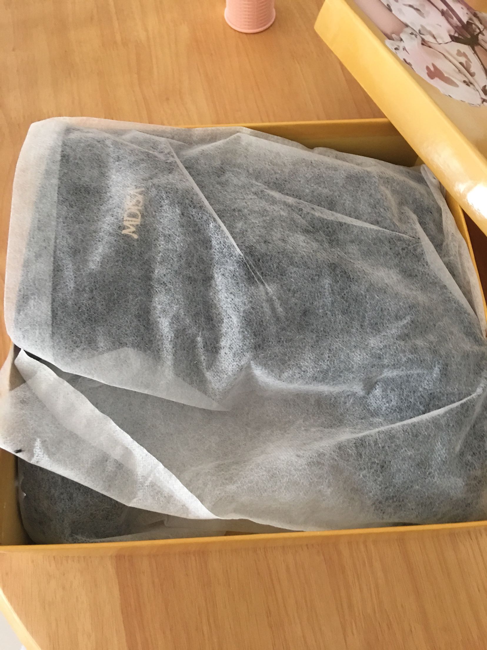 鞋子收到了,包装和质量都不错,是很愉快的一次购物!