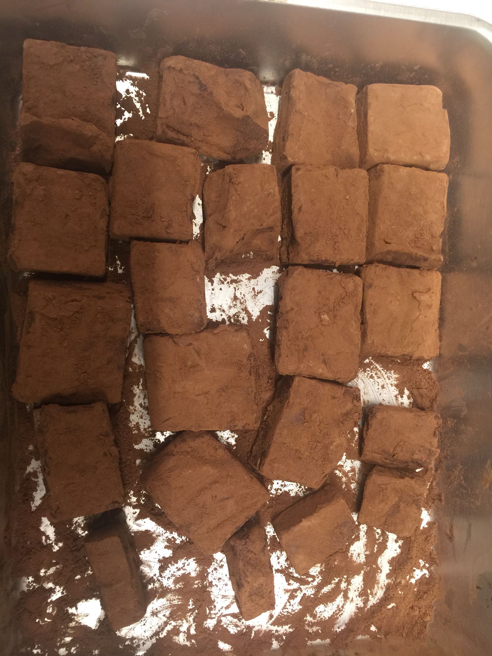 做的很用心的一套科普书,采用了真实的高清图片,整个叙事逻辑清晰,一层层推进,后面还有动手小建议。看了巧克力那本,我们还一起做了巧克力呢。