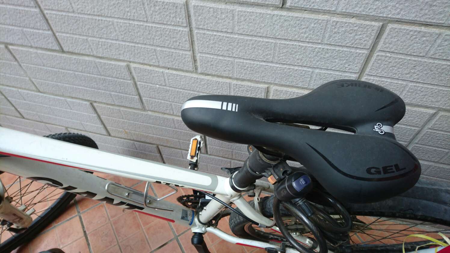 坐垫虽便宜但挺实用的,骑起来比较舒服