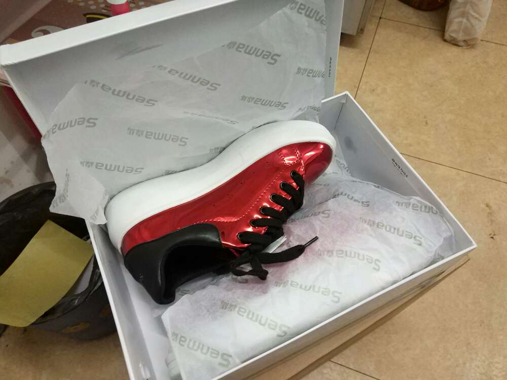 很不错的鞋子,搭配裙子牛仔裤都可以,过年买了对红色的喜气洋洋!
