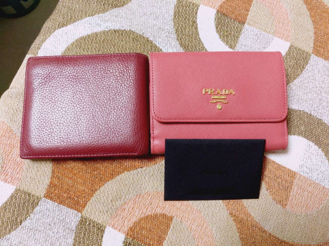 比起那些上万的这并不算什么“奢侈品” 也装不了太多现金 不然就感觉要撑爆了 左侧是用了几年的淘汰的旧钱包 右侧是刚收到的这个 黑纸袋里的磁卡不知有啥用 希望俩摁扣能坚持三年不坏 以观后效吧