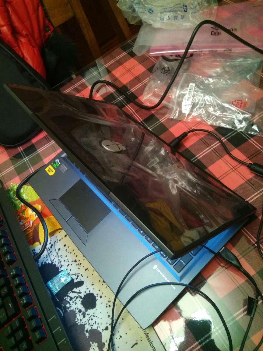 速度挺快,硬盘成为了短板,机械硬盘振动有点大,盖过了风扇的声音也是醉了,固态是sata3不是m.2的,速度一般。其他还行
