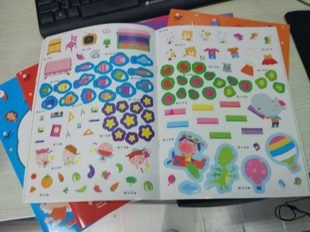 以前孩子小的时候也经常买这个牌子的书,这套应该是新书,给小侄女买的,品质好的没话说,贴纸数量超多,贴纸切线准确,孩子的小手撕贴也毫不费力,孩子自己在家玩儿了半天,超级开心,必须好评(o^^o)