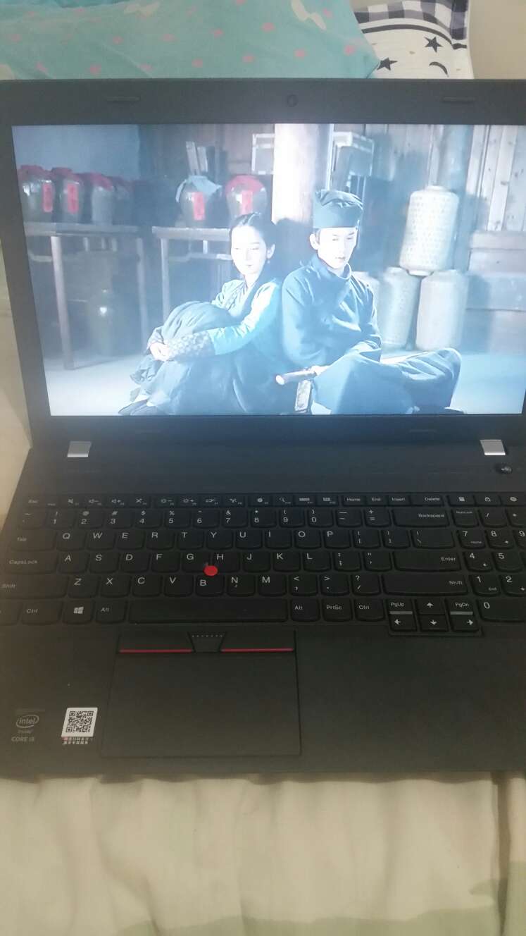 一般吧!运行起来有电流声音,鲁大师检测说硬盘有故障。去检测站说硬盘没有问题。屏幕超大画质发白,音效确实可以。设计的有缺陷屏幕闭合性不好有一个缝。外观整体比较大气。机子应该是新的正品17年1月出厂的。4g的内存卡小点,玩游戏卡,带不起来只能加大内存了。500g的机械硬盘实际上400多点,不需要的预装可以给卸了。麦咖啡杀毒软件一个月的测试版可以卸了。还有办公软件也是测试版可以卸了。不知道到底怎么样,用一段时间再追评。秒杀完又降价了不开心了!
