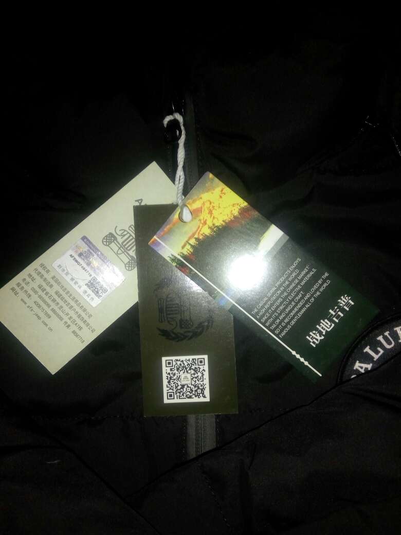 宝贝收到了?和卖家说的一样?做工精细?袖口设计挺好?很喜欢?物有所值?第一次在上买东西?作为顾客来说衣服真的很好?值得拥有?一次还会去买?服务态度很好?总之我很喜欢?