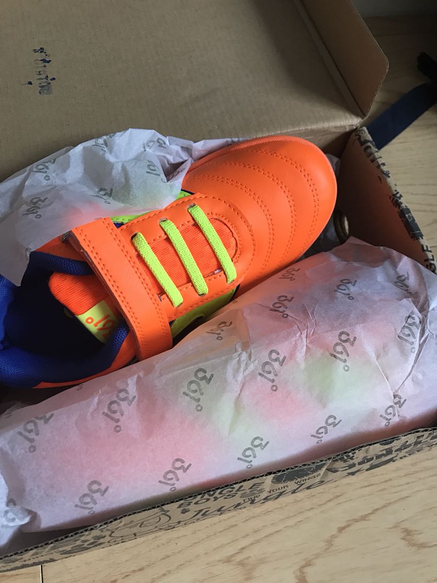 等了好久,适合冬季穿的足球鞋。