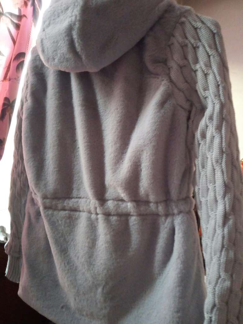 衣服质量挺好的 比图片漂亮 衣服不是很长。做工也很精细!已经试穿了很舒服很暖和,关键是价格实惠。就是在后背肩膀处弄上颜色了 两个小红点 不仔细看也看不出来,帽子正好盖不到它,也没关系也有可能洗掉的。很满意的一次购物。自营店铺值得大家光顾衣服都是蛮好的!可以放心购买!这已经是第三次光顾了!