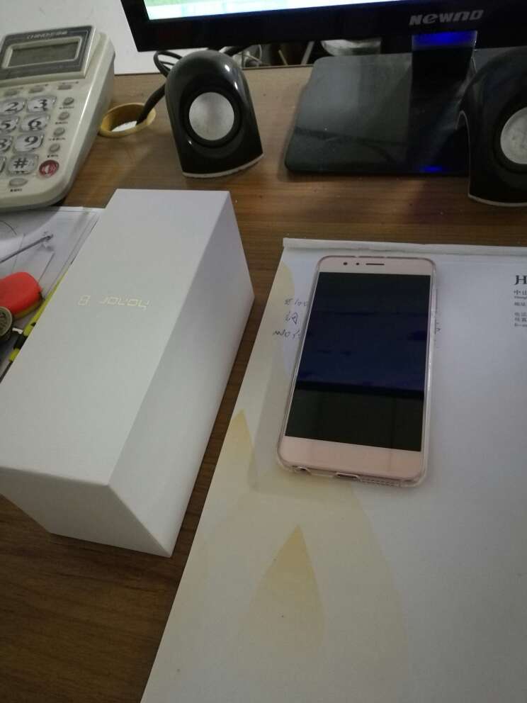 给老婆买的,挑了好久,最后还是决定买这一款,颜值高,性能好,性价比也不错,因为我前两个月买了V8,用着感觉非常好,不过,还是荣耀8比较适合女孩子,华为手机真的越来越棒了,也不错,没买过次品,上午11点下单,下午四点就收到了