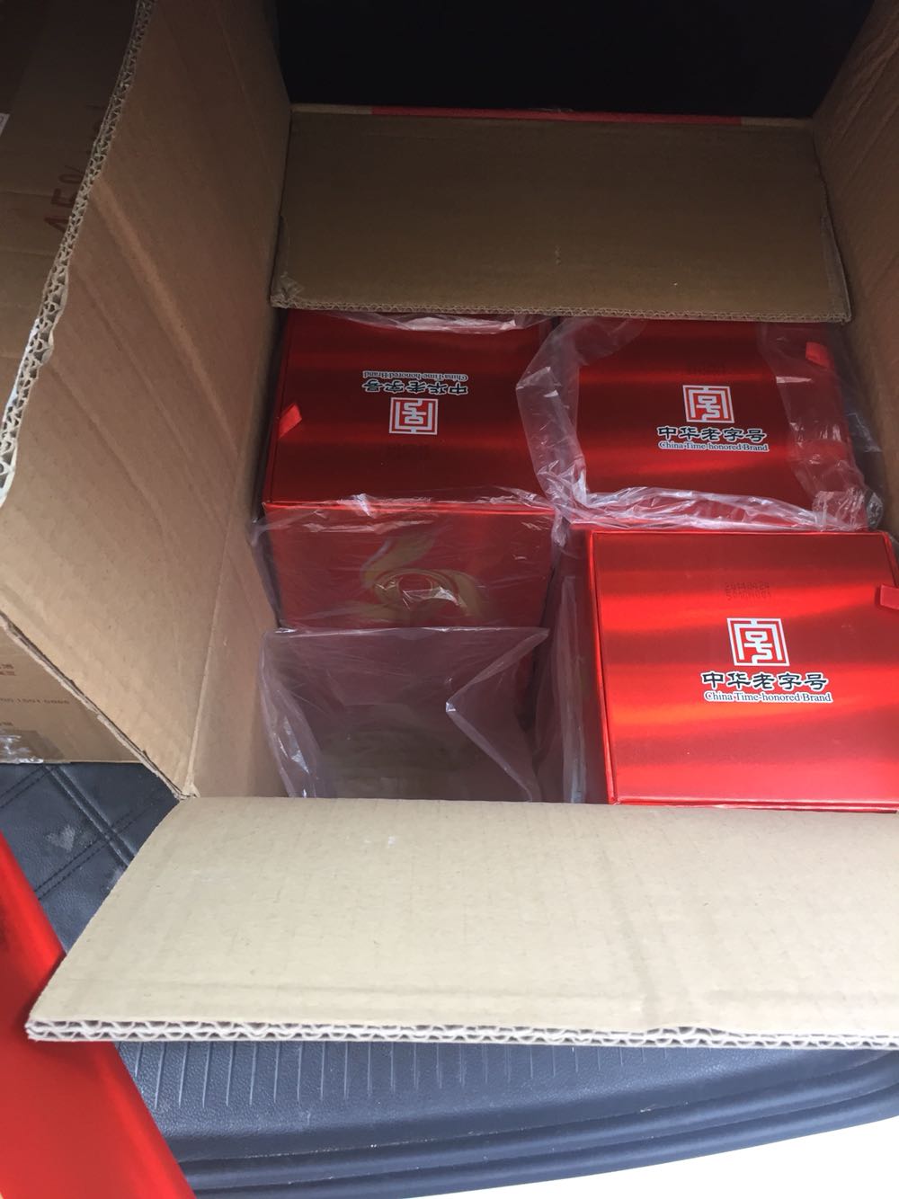 第一次购买大凤香系列,日期14年很新,包装还算完好,还未品尝,希望是正品,希望自营不要让中国人民失望。
