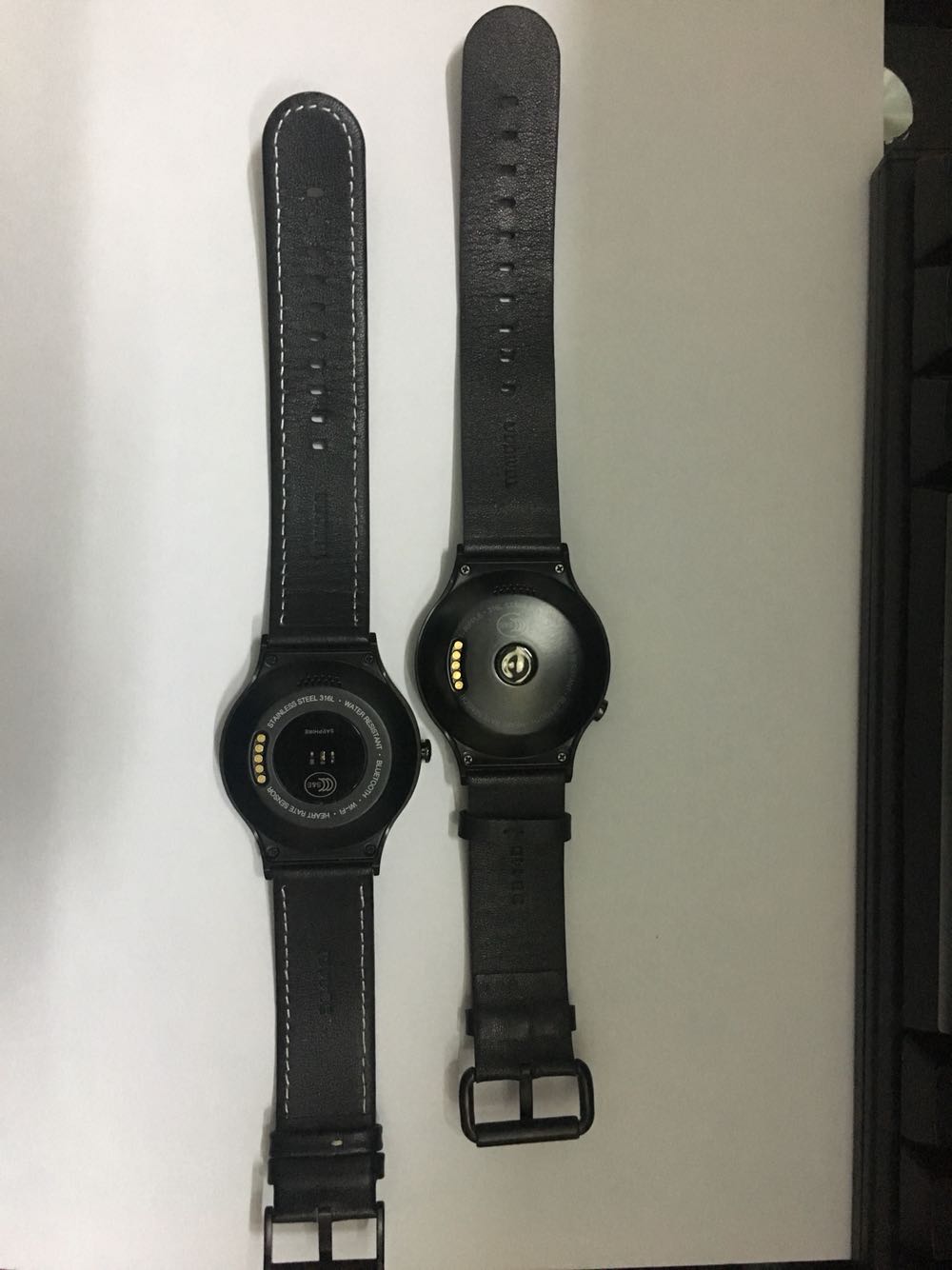最新一代外觀的缺漂亮了一點,我買了第三代和這個+的,感覺+的好點,但是裡面的一些UI畫面就覺得三代要好看一些,不過這個都是個人感覺!開搶第一天就買了,京東快遞沒話說,快??收到表後電量40多,充電器不一樣了漂亮了,但是不知道為什麼充電十分接觸不良,經常不能直接充電,要反覆對位才行,這個真心不爽!反而三代就直接一放下去就立馬顯示充電,個人感覺充電器結構是基本一樣的,就手錶按鍵位置的卡位和外觀不一樣,但最新+這一代的表身稍微比三代的要厚一點,所以在設計上有問題導致充電接觸不良,不知道買了+的人有沒有和我一樣的問題然後藍牙有時會自動斷片,需要解除連結後重新連結才有反應,心率不知道是否真實,計步感覺不太準確,手錶的免提功能真的太差,麥克風聲音小,歌曲播放不知道為什麼都沒有我手機的歌,只有些亂七八糟的古怪歌,估計是手錶自帶的,因為兩只手錶都是一樣看到評論說有wifi功能,我在介紹時沒看到有,但是看到其它評論說有我也很想知道是怎麼回事,希望有人解答一下,手錶底部的缺有寫wifi字眼!隨便拍了兩張圖,有三代和+的對比最大的就是多了個裝B功能^ - ^上手顏值滿滿(´▽`)