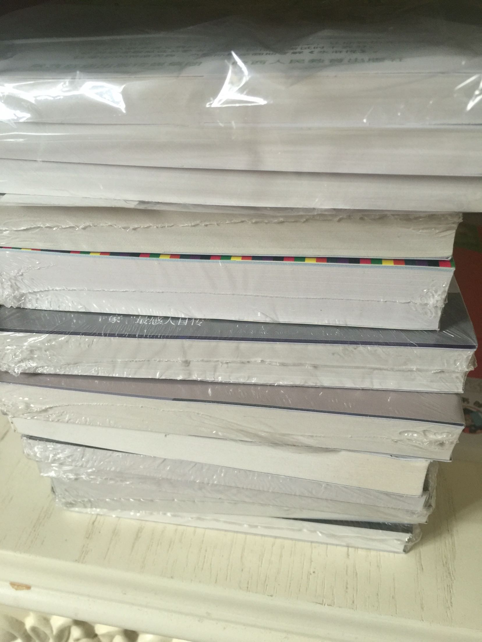 这一系列的书很不错,孩子四年级,能轻松阅读,一页中文一页英文对照,这钱以为需要翻来翻去的找,没想到可以如此方便对照,赞?