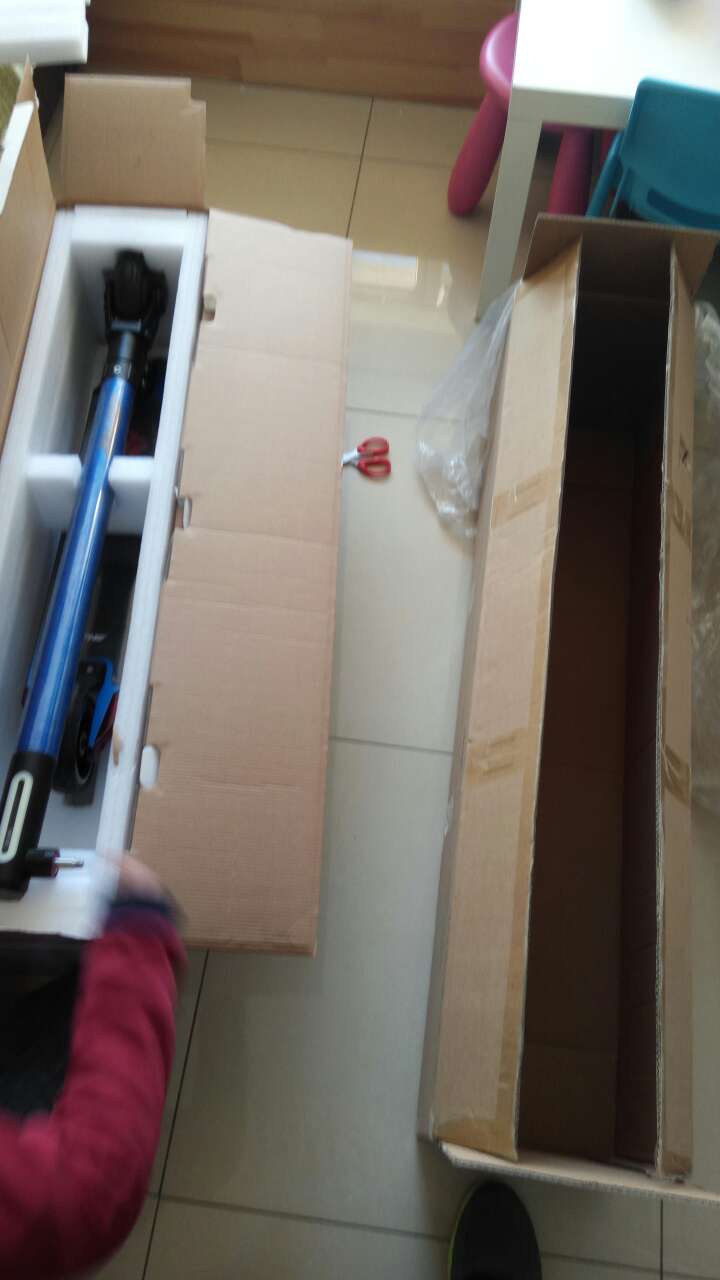 没有想到箱子这么大,用电动车驮回来的,实在是好累呀嗯,不知道能够骑行多远小朋友骑的话,骑四五公里至少没问题,大人还没有试过。app真的是一个鸡肋