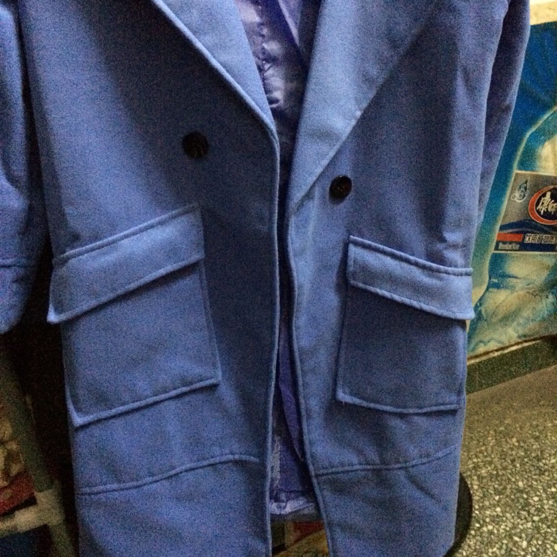 200,300百的衣服秒杀价*,我以为捡到大便宜了,没想到太失望了,质量也就是1*的,到处都是线头,车工不好,没有烫平,里面的里布都卷到外面来了,唉,为了秒杀吧原价提的那么高