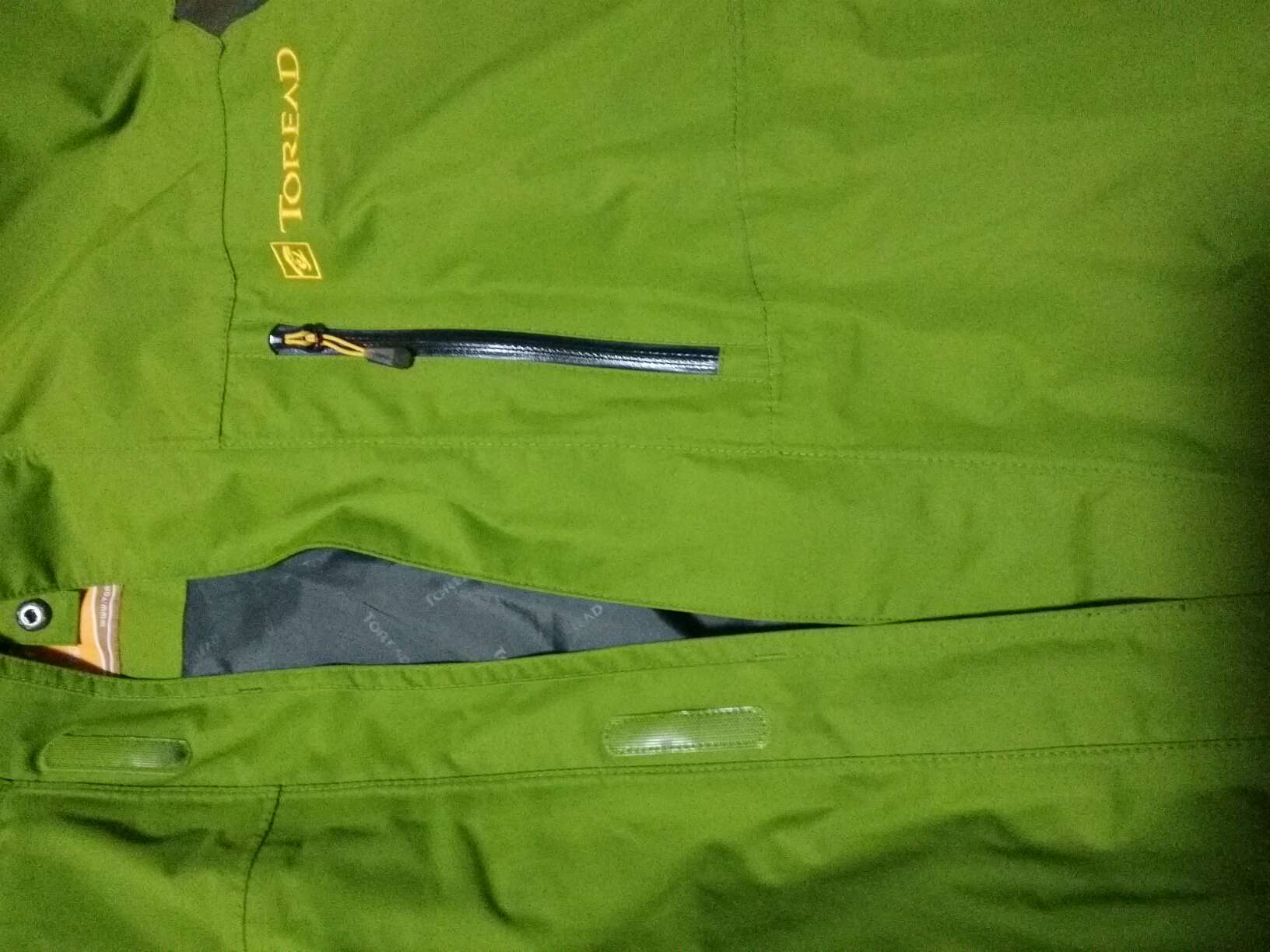 已经穿了一段时间了才来评价,大小正合适,面料舒适又防风防水。