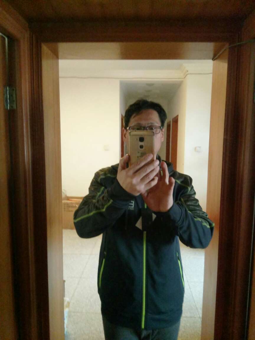 衣服质量不错,穿着修身,整体感觉不错,值得拥有