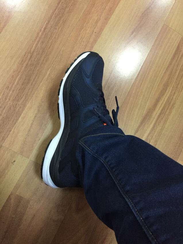 穿着很舒服,减震效果不错,自提点工作人员态度很好,物流快!