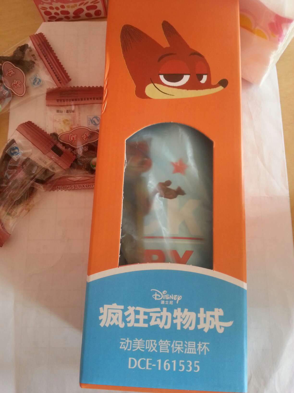 颜色很漂亮尼克是我最喜欢的一个图案,350ML刚刚好配有的背带很方便,包装严实没有损坏质量非常的不错,打算在入手一个送朋友,喜欢的朋友们可以放心入手的哦!