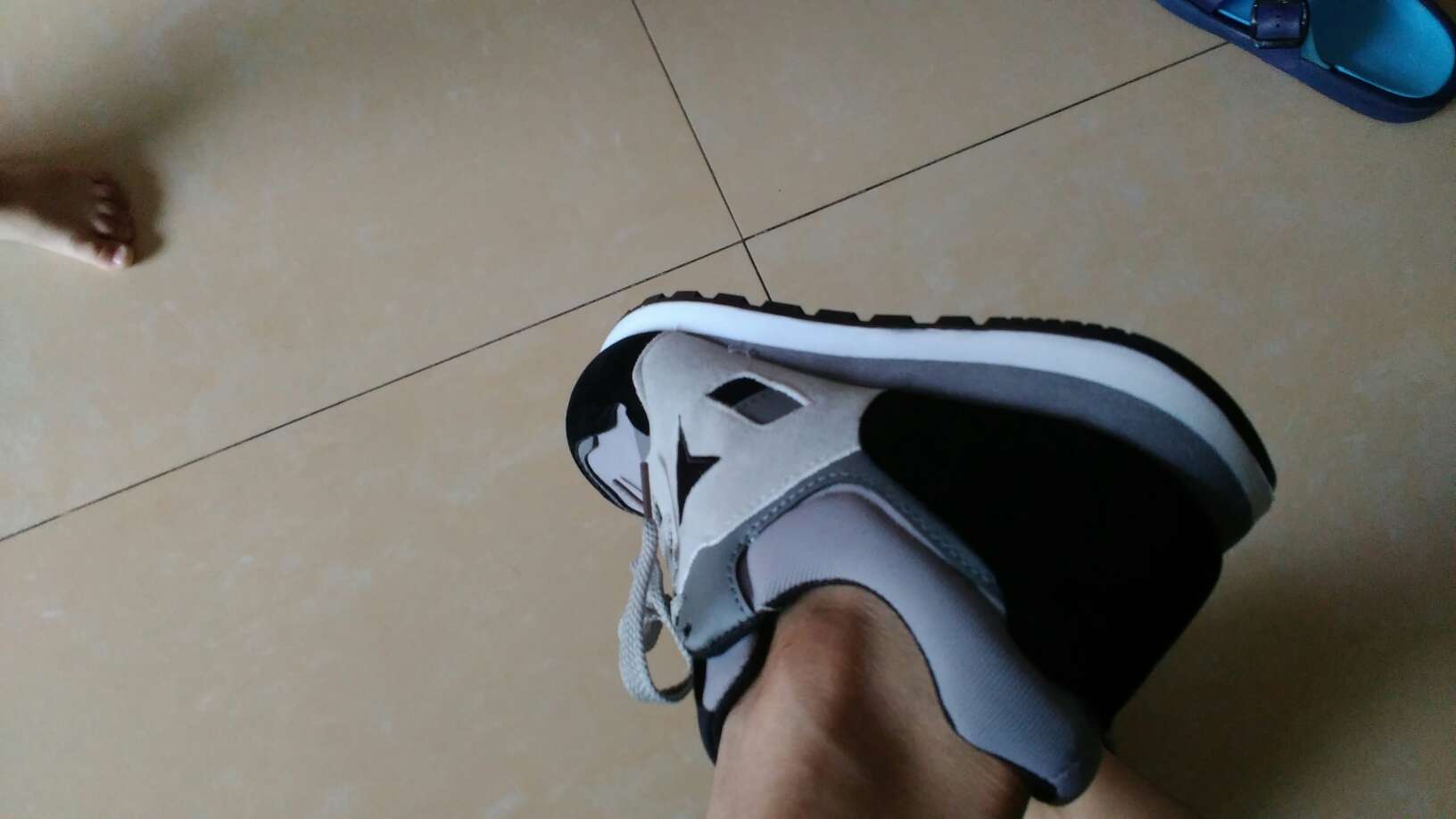 自营商品,这个鞋一般般,也就值这个价了。