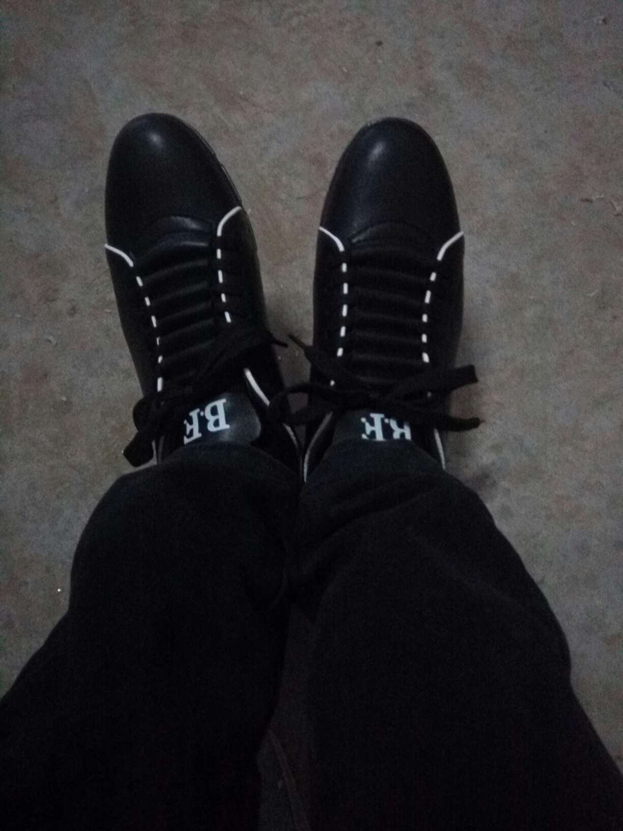 鞋子跟网上看的一样,穿着舒服,物流及时。态度好。点赞