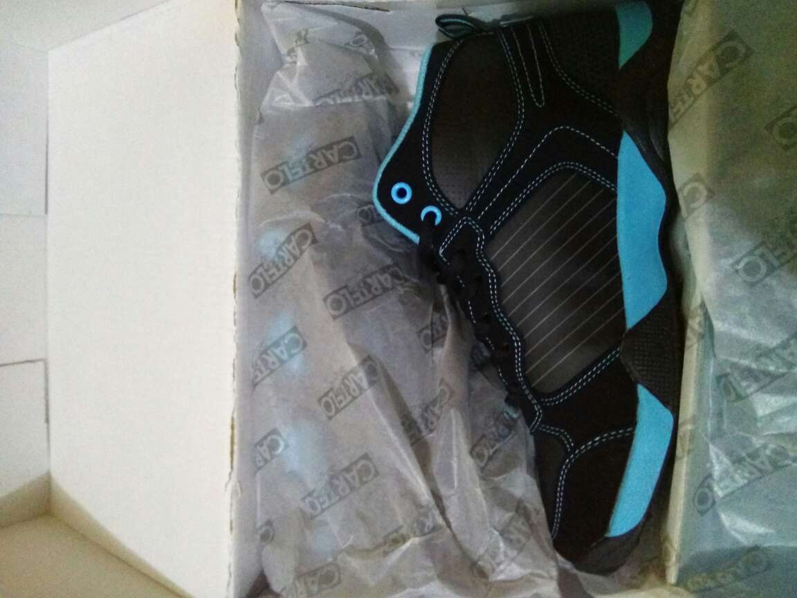 鞋子挺好看的,垫了鞋垫大小正好。