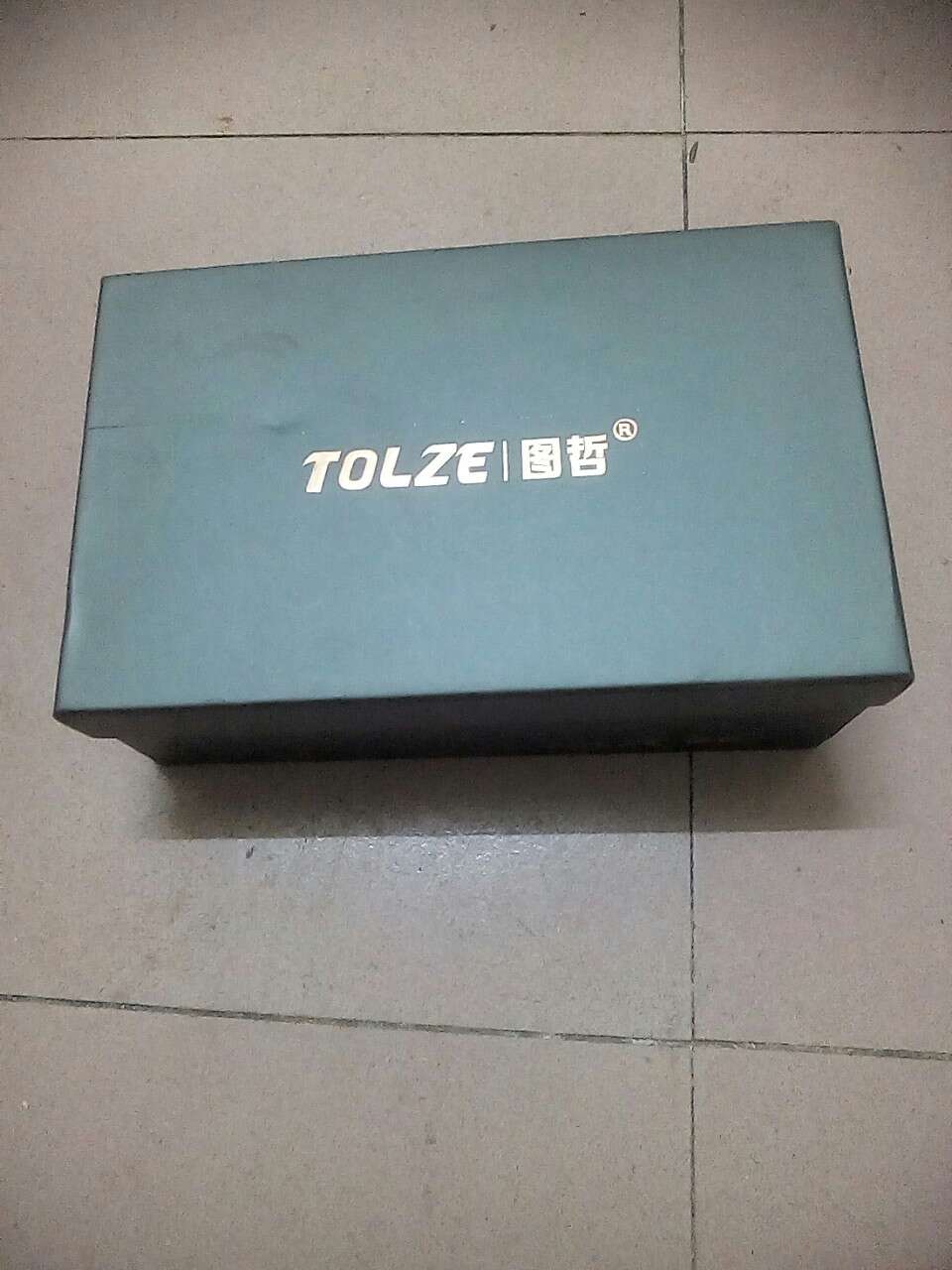 说实话,我以为占便宜来了,收到鞋子看了它的车线和面料感觉很受伤……今天试了下,结果鞋舌上的装饰物,也就是它的商标掉下来了……