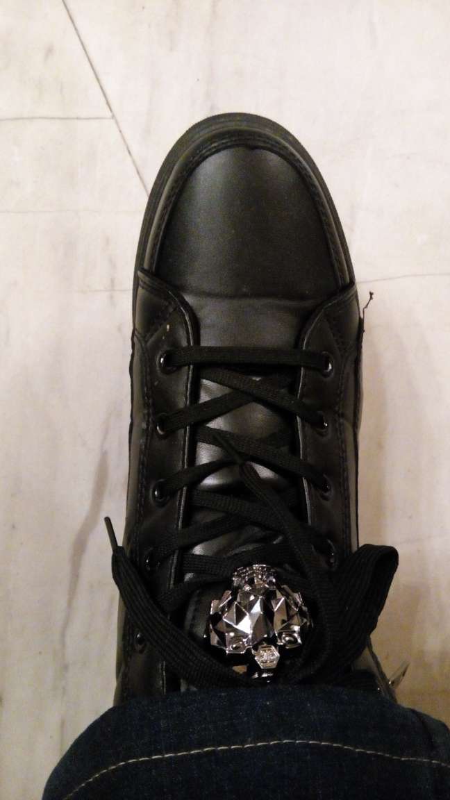好鞋耐磨,好,不热鞋,轻,休闲鞋,外关色彩亮丽,好,无线条纹,全新。少一个手提带子,很不方变带回家,请商家重视哦!