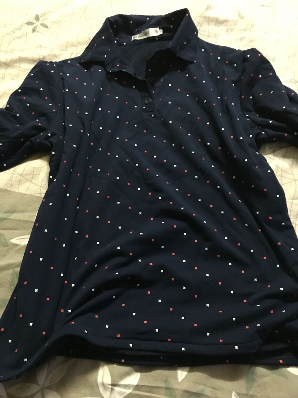 与图片描述一致,T恤里面有加绒的,很柔软,适合天冷的时候穿,物流也很快