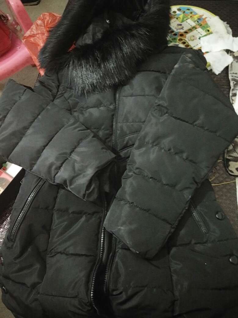 优惠价买的,这个价位买到,觉得还不错,只是毛领要自己动手缝,有点麻烦!