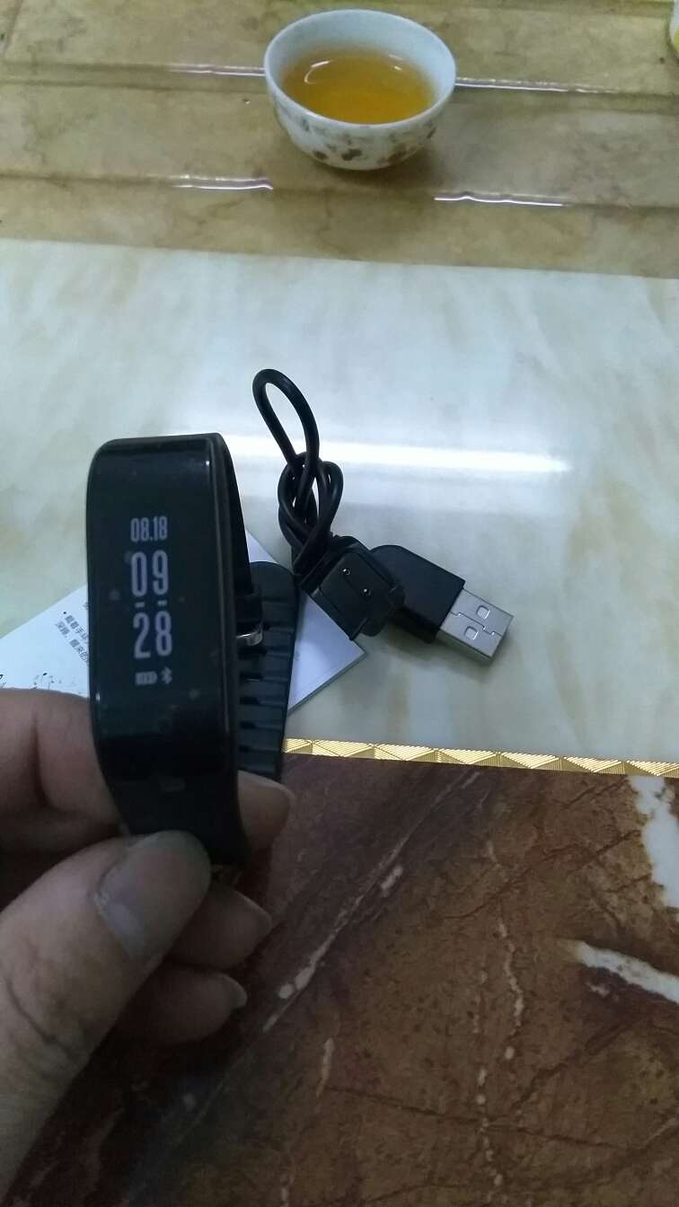 刚开始用,觉得还行,抬腕亮屏不比小米差。