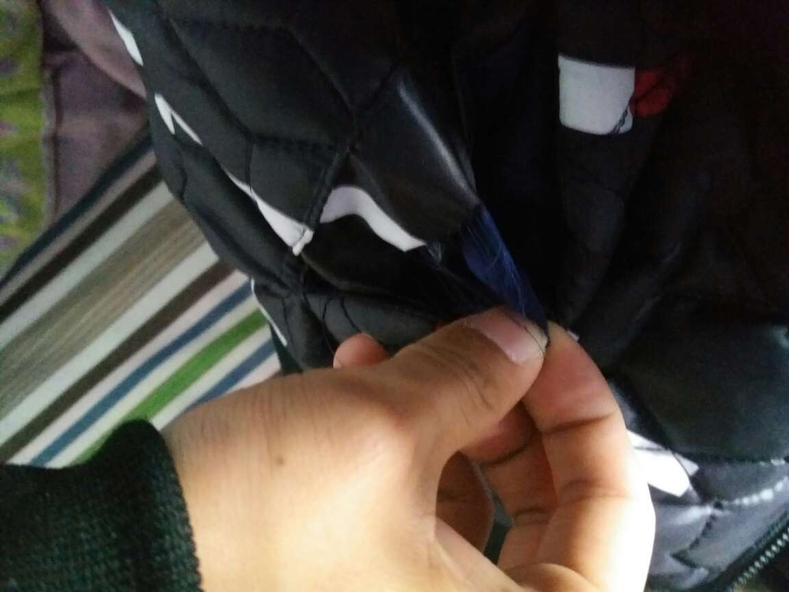 衣服 还是质量问题,穿上才一天就出现划线的痕迹 口袋也漏了