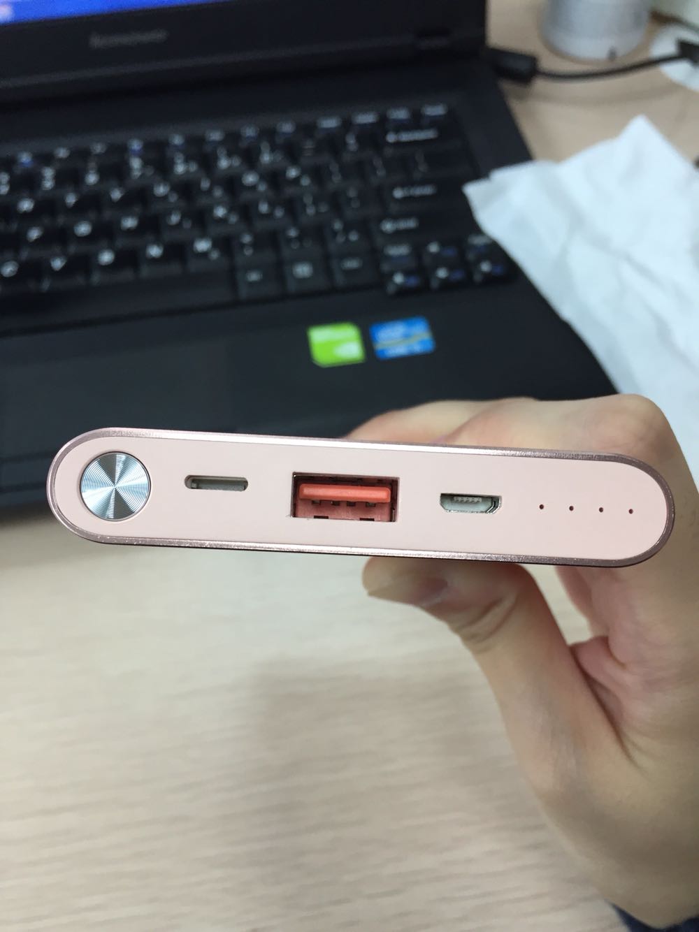 这是用的第二个羽博的宝宝了~时下流行玫瑰金,充电也是一如既往的好~之前的用了3年,因为没有苹果插口,充电不方便,所以换了这个。要啥有啥,值得拥有!