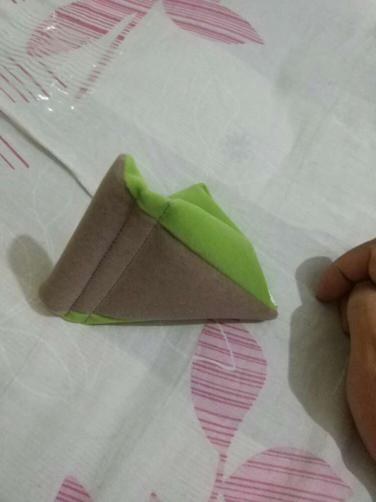 放手机不在话下。平常很少放,就是拿着玩。很柔软