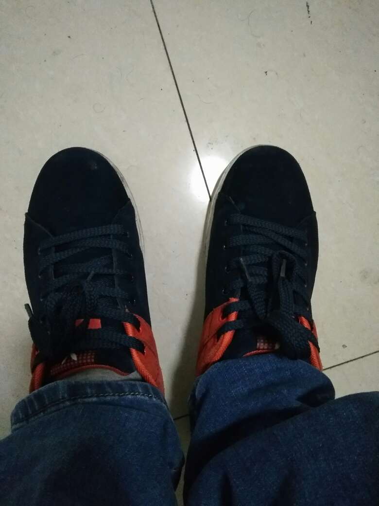 这个鞋子还是不错的,但是那就是有些粘灰尘