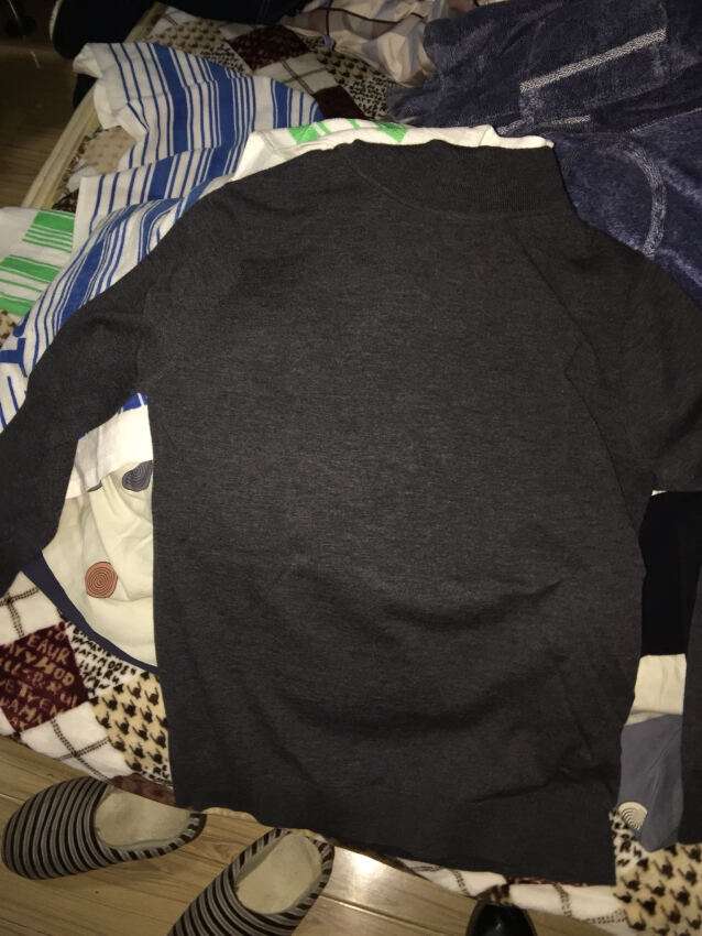 衣服很舒服,不扎人,就喜欢这种轻薄感,外面套件外套