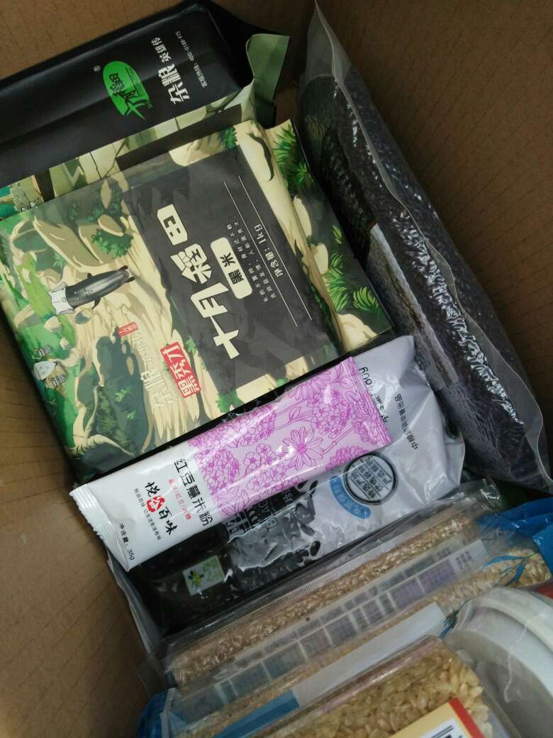 买了好多,够吃一阵子的了,我家都很长时间不吃大米了