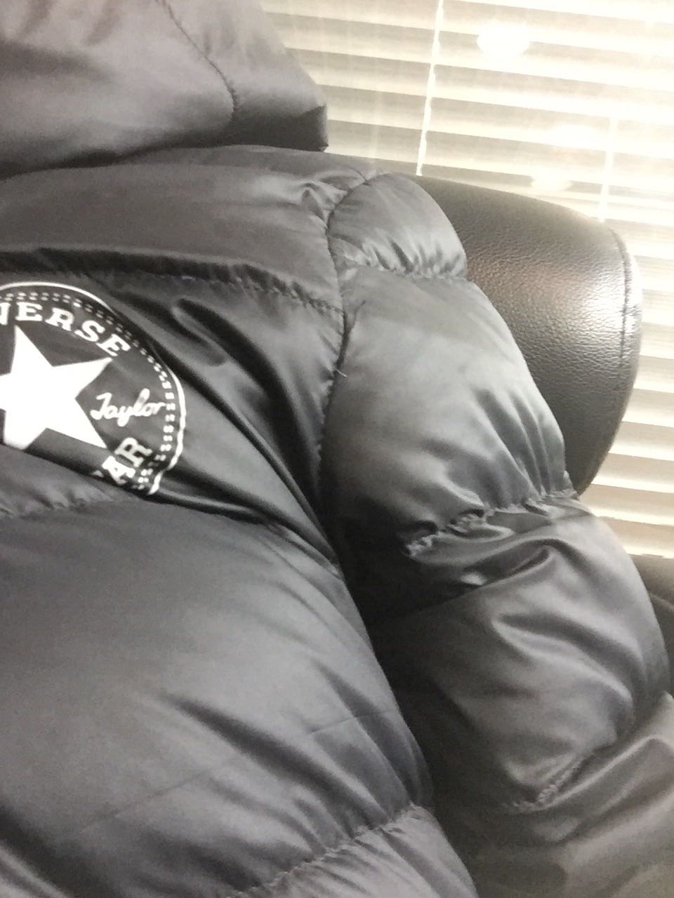 二维码扫不出来 料子摸起来也不是很好 很薄 不如专卖店的 应该是假的