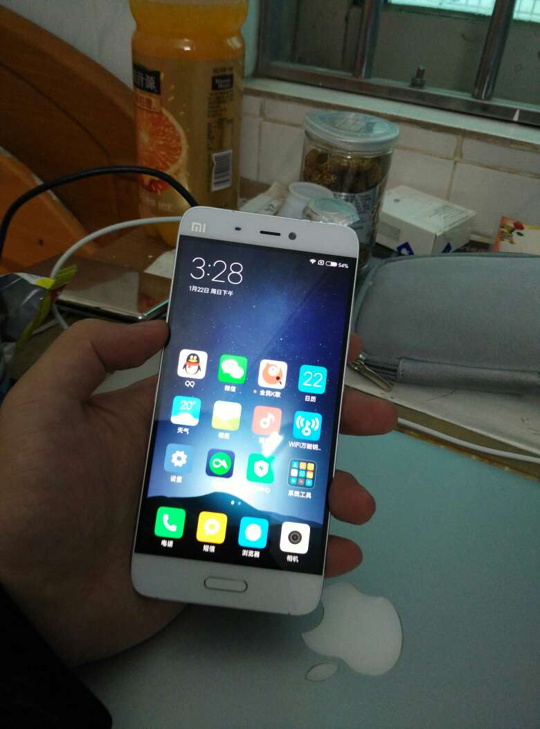 快过年了,想给妈妈换一台手机,在魅族pro5,小米5,小米5S,zuk z2中好难选择,最后看到上有自营的2手,看了一下,还挺划算,1599在官网只能买到标配版本的,我这里1599可以买到9成新高配的,毫不犹豫就下单了,收到了之后,真的很新啊!!!完全不是9成新的样子。妈妈也特别喜欢这台手机。的服务真的很好的,5星好评!希望未来有越来越多的这种机子,现在只有小米真的太少啦!