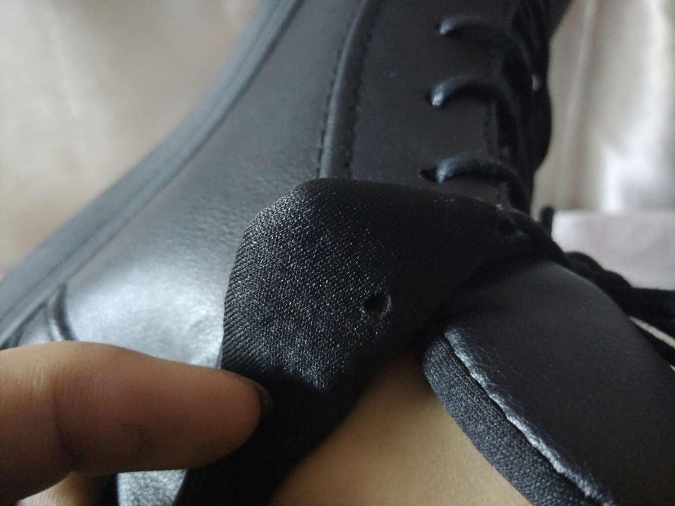 ,重量挺轻的,鞋的材质不是很好,总体来说,嗯,一般般吧!
