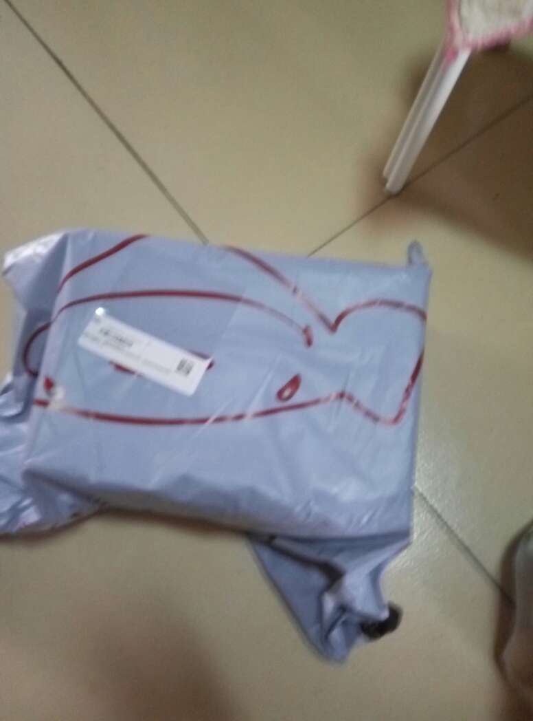这款鞋子很漂亮,是给我妈买的,她想要一款适合运动又适合岁数大的人穿,这款很合适,她很喜欢,很满意!