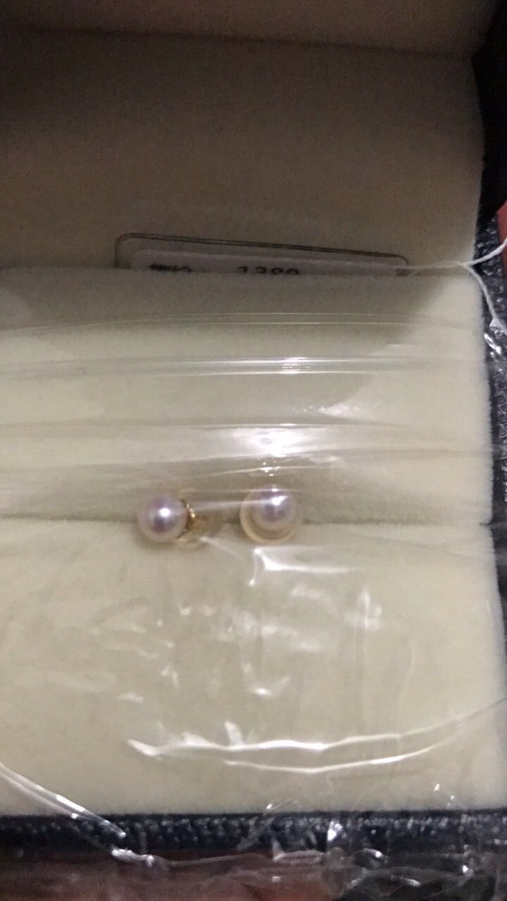 包装精美,小巧精致,光泽度很好,戴上很好看,非常喜欢,会回购的。