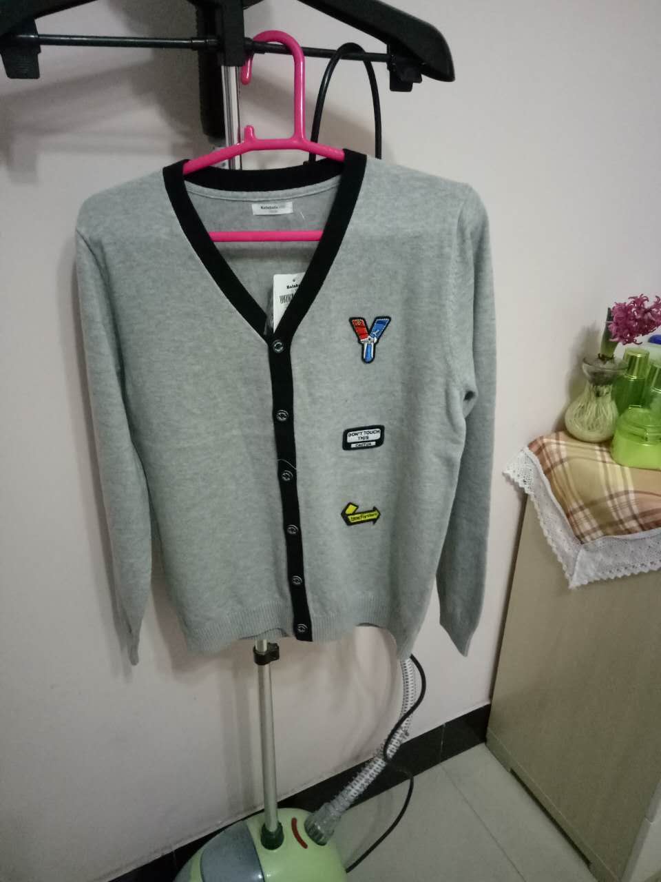 首先商家服务态度很好,拍的小了一码,换货是上门换货的。衣服质量也很不错,棉线的很舒服摸起来。很喜欢,完美的一次购物。