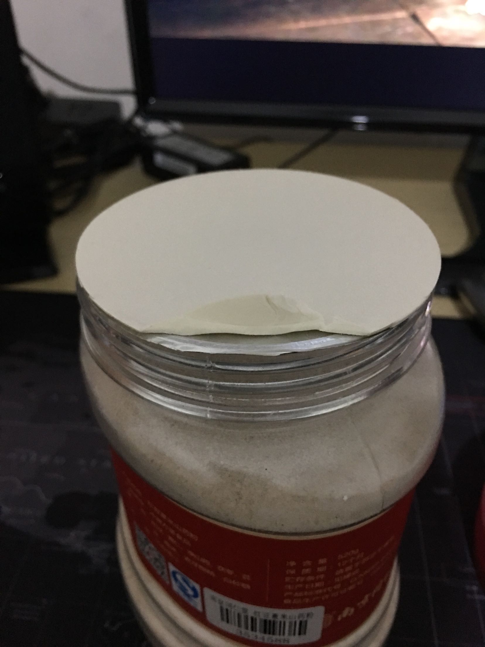 收到货打开红盖子里面是这样的,要不是最后一层锡纸还真不敢吃。严重怀疑这是人家退货的产品!