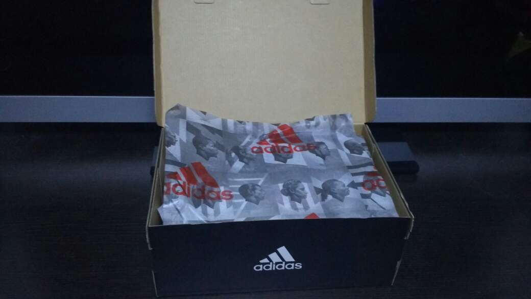 包装不错,像大品牌;鞋的外观:喜欢黑色系鞋带和侧身的三条杠,如果底部白条也替换成黑,那更是低调奢华;穿感:平时皮鞋41码,这款我买了42稍大了一点,鞋垫触感没想像中软,估计加个鞋垫能改善′本人脚偏瘦,所以整体鞋对脚的包裹性一般,脚掌的支撑感一般。希望对大家有所帮助!