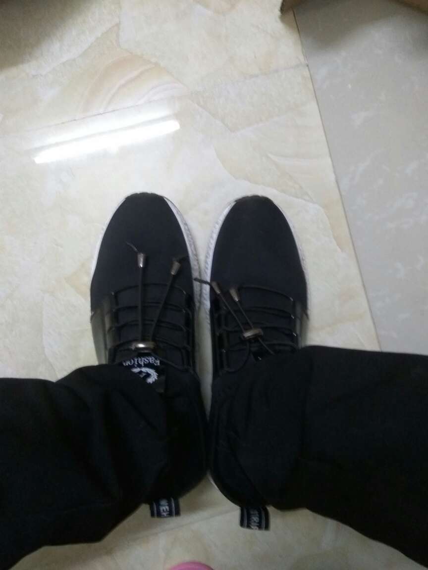 这鞋良心不错,穿着挺舒服,只是做工欠佳,自营物流依旧那么快