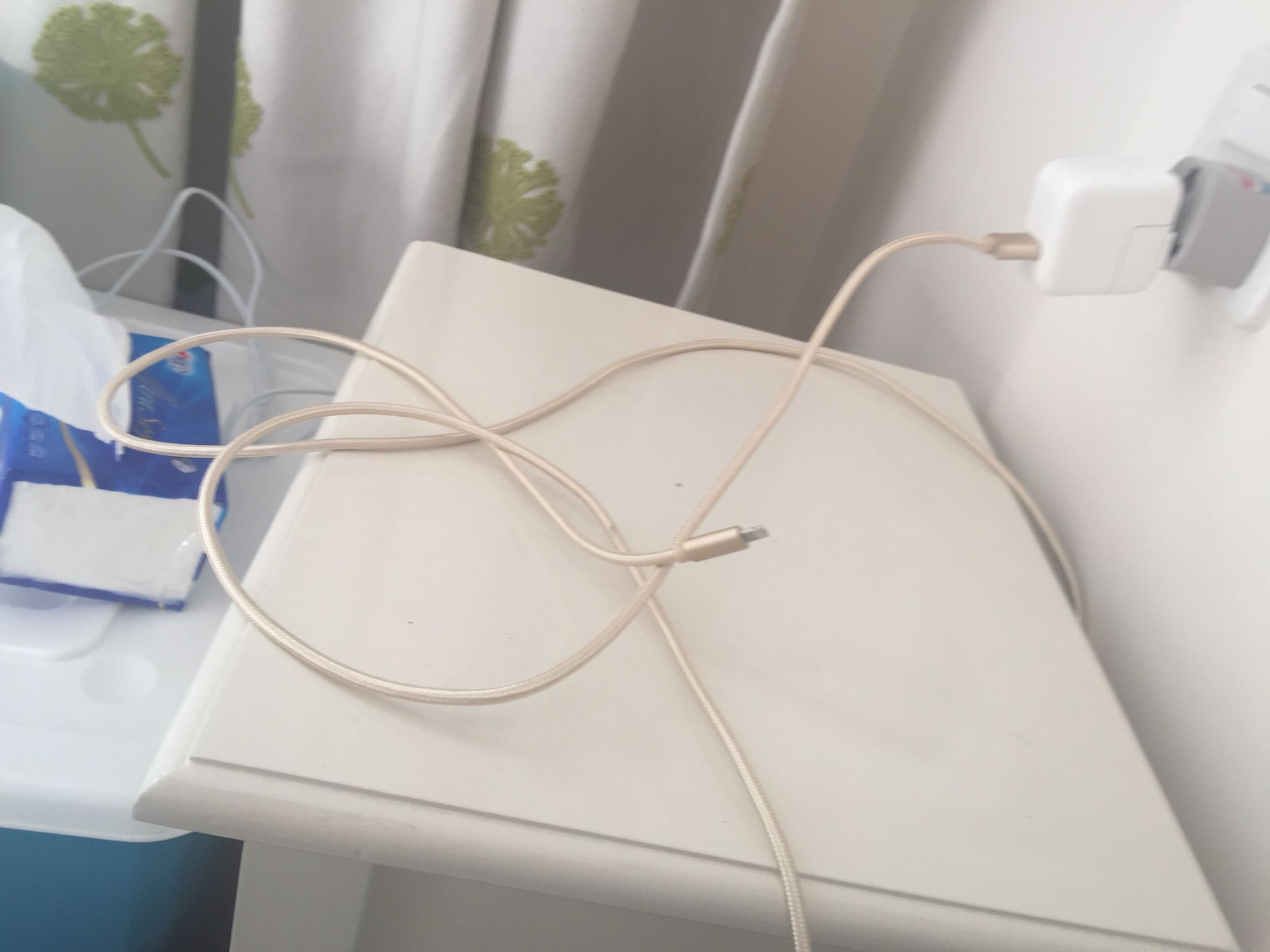超级好,很长终于可以边充电还能躺着使用手机了