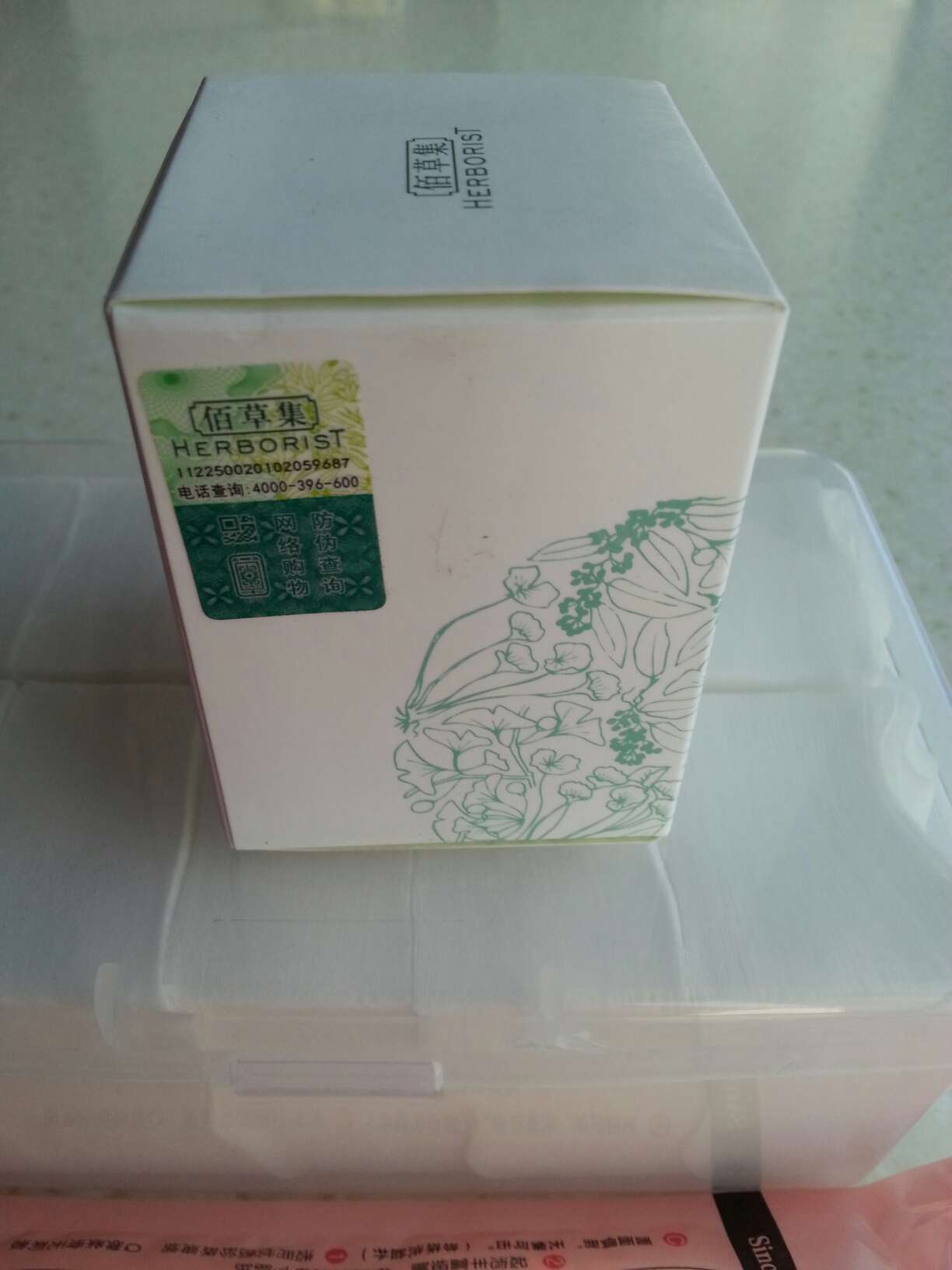 这款颈霜我用了好几瓶了,一直是搭配颈膜使用的,我挺喜欢的,质地细腻,味道清香!在买了很多化妆品了,信赖!