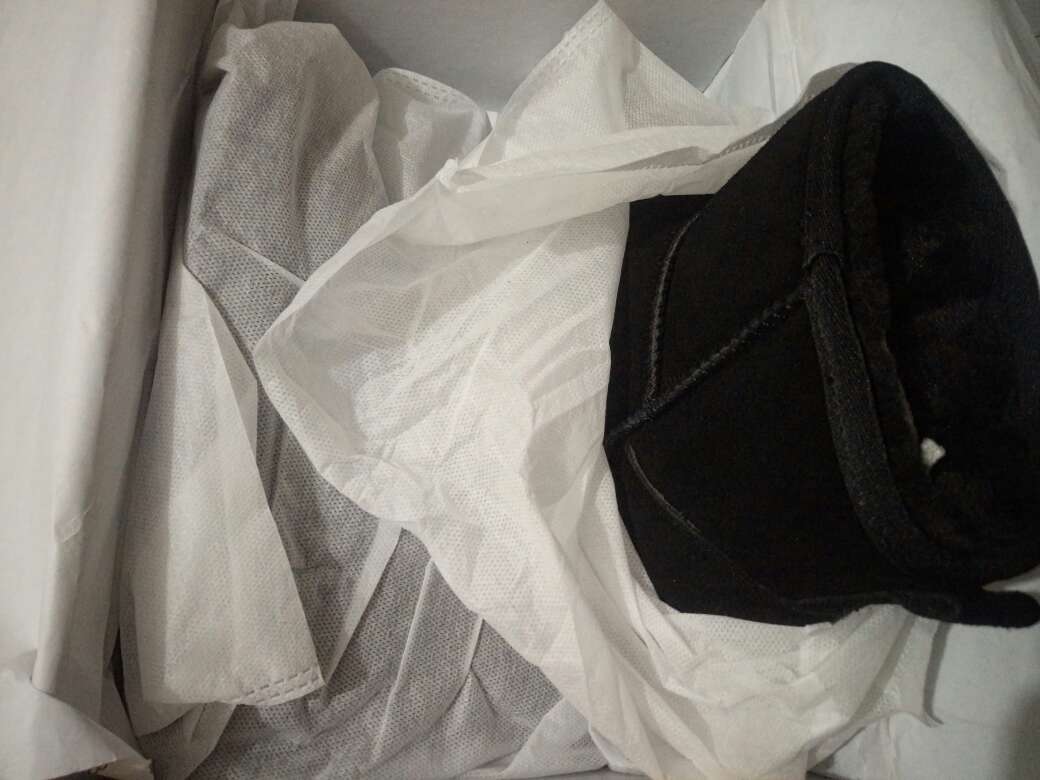 包装完整,快递员很敬业,客服也有问必答。东西很好,尺码合适,很暖和。什么都好,就是有一点,订购的时候没有显示缺货,订完了付款了才显示缺货,要求等待。自营本来是很快的,没想到等了好几天。买的时候还是先咨询一下客服有没有货再订,省得闹心。互相理解吧都不容易给好评吧!