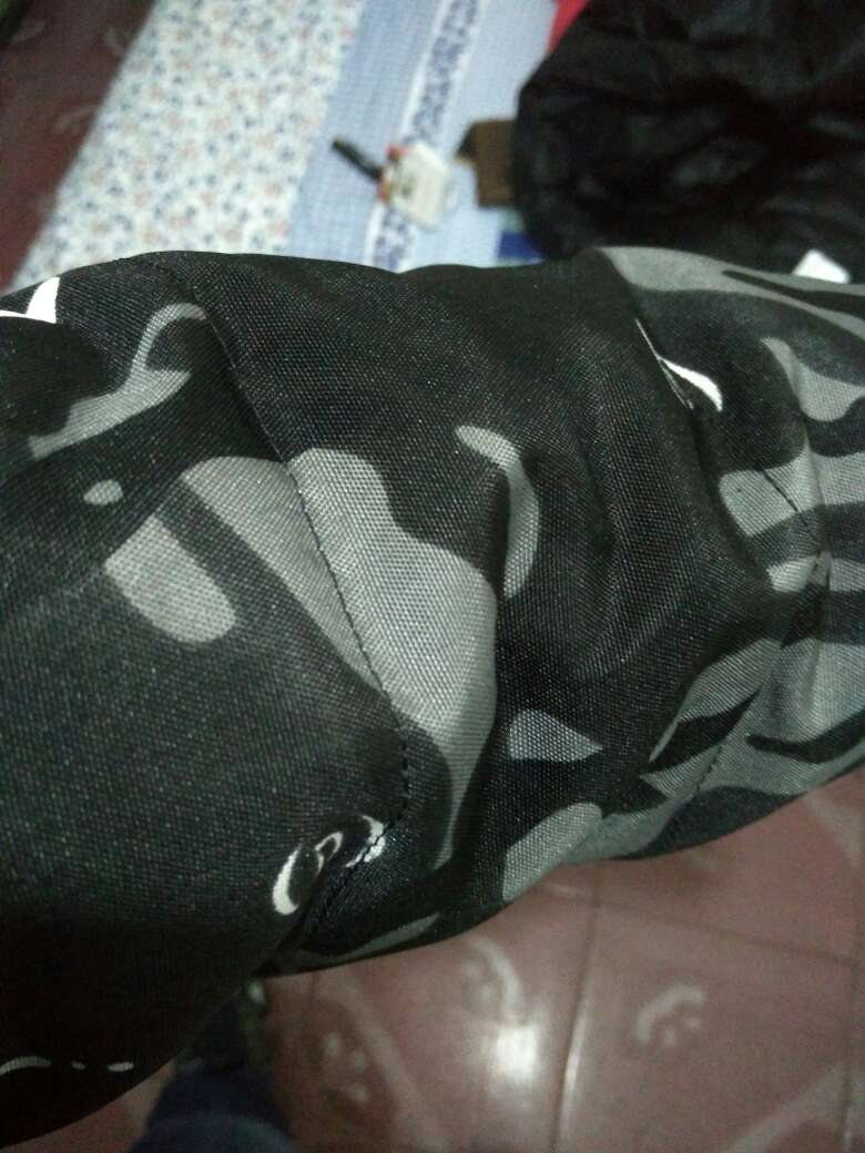 真的感觉一般般,说一句,这也能是加厚款的衣服?那普通款得薄成什么样?衣服本身质量还是不错的。也没有异味。