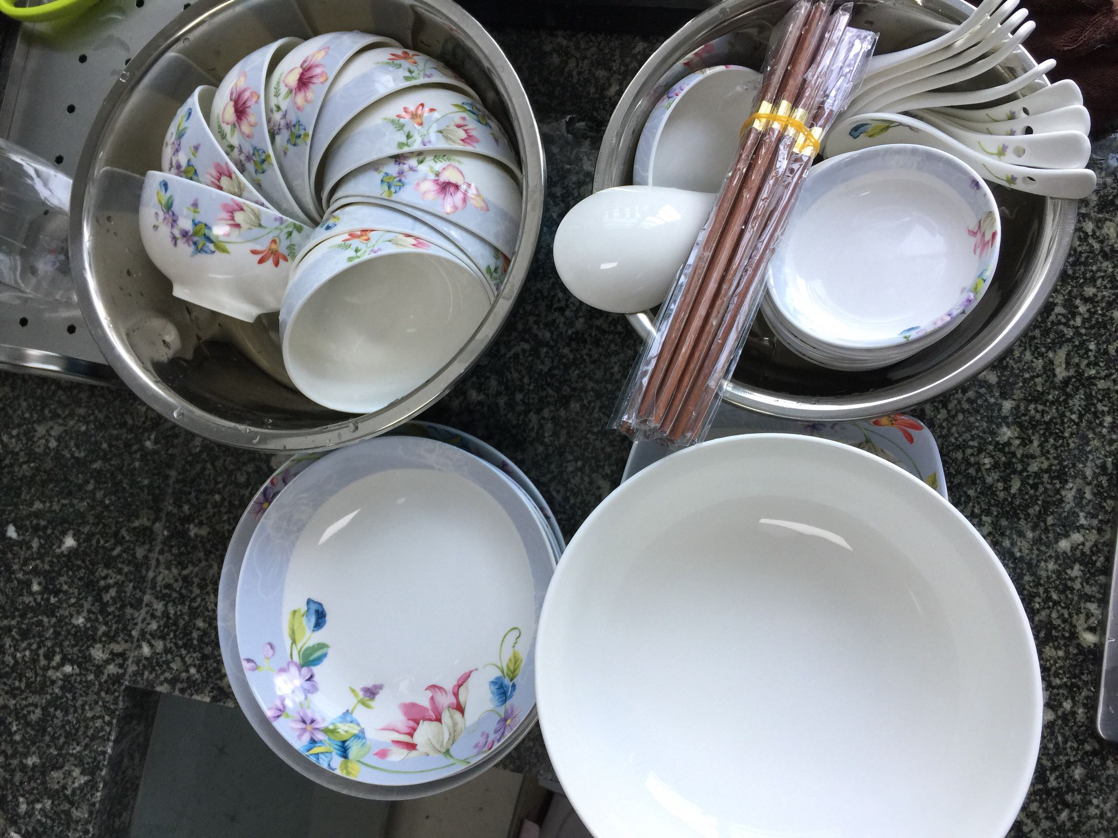 52头全家福,效果不错,碗比平日用的小,整体特别好看