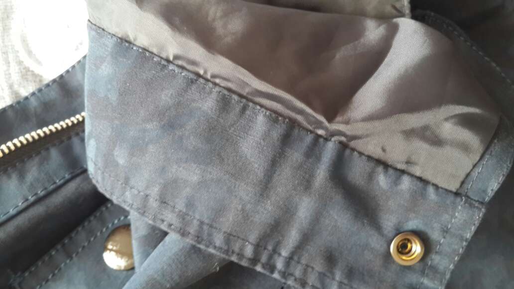 怎么说呢,衣服一看感觉挺好,大体不错,**的衣服啊,但是个人感觉很多问题。衣服线头太多,没处理干净,袖口里面走线都歪着走,衣服里面明显的走线痕迹,难道拆过吗?衣服下摆太大,凑合吧。图片里衣服背部下摆部分明显和上面有区别,但实际衣服一样的,是一整块。还有,刚买的他·**就降价???玩呢……**